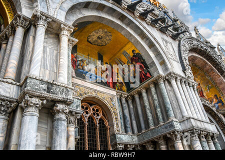 Mosaïques dorées ornent la façade de la Cathédrale Patriarcale Basilique de Saint Marc, communément connu sous le nom de la Basilique Saint Marc, à Venise, Italie Banque D'Images