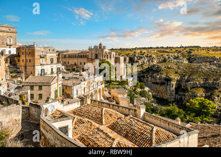 Le couvent de Saint Agostino surplombe le canyon et les grottes antiques sassi dans la ville de Matera, Italie. Banque D'Images