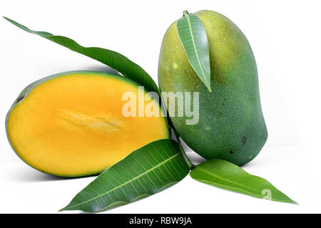 Mangue fraîche in a white background studio Banque D'Images