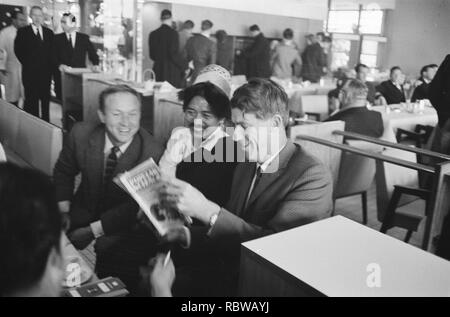 Aankomst bekende Franse bergbeklimmer Edmund Hillary op doorreis naar Londen, t, Bestanddeelnr 911-9212. Banque D'Images