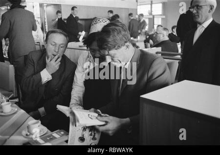 Aankomst bekende Franse bergbeklimmer Edmund Hillary op doorreis naar Londen, t, Bestanddeelnr 911-9213. Banque D'Images