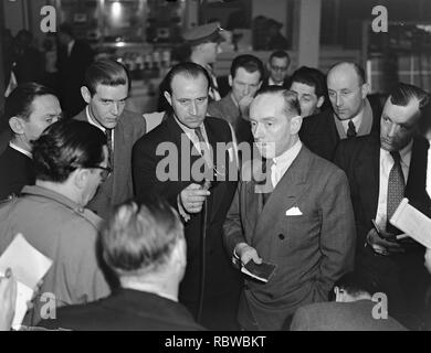 Aankomst Dr. Van Roijen uit Amerika op Schiphol, Bestanddeelnr 903-3011. Banque D'Images