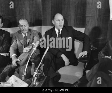 Aankomst op lun ministre de Schiphol. Tijdens de persconferentie Bestanddeelnr, 913-0911. Banque D'Images