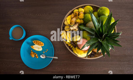 Une photo d'un petit-déjeuner vegan sain composé d'une tasse de café, une banane fruit de la passion et d'autres délicieux fruits tropicaux. Banque D'Images