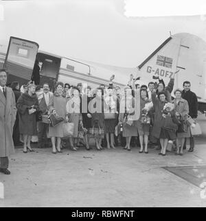 Aankomst op medewerkenden Schiphol Holiday on Ice . De groep voor het vliegtui Bestanddeelnr, 912-2102. Banque D'Images