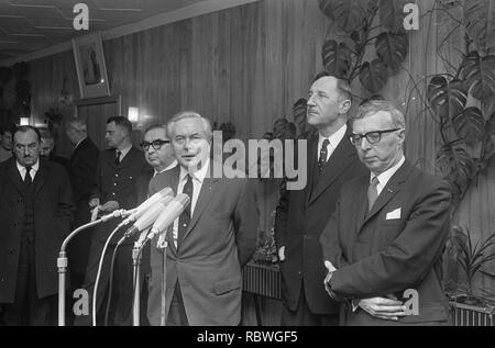 Aankomst Premier ministre Brown Wilson en vliegvel v.l.n.r. Ypenburg, op Ministère, Bestanddeelnr 920-1137. Banque D'Images