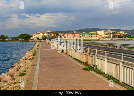 Vue sur Ville et barrage dans Orbetello lagune sur la péninsule Argentario en Toscane. Italie Banque D'Images