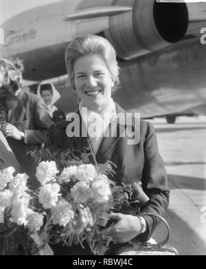 Aankomst op Sjoukje Dijkstra, Schiphol voor optreden dans ijsrevue Bestanddeelnr Holiday on Ice, 916-9096. Banque D'Images