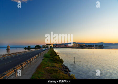 En vue d'Orbetello lagoon sur la péninsule Argentario au lever du soleil. La toscane. Italie Banque D'Images