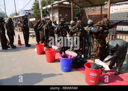 Allahabad, Inde. Jan 11, 2019. Allahabad : Uttar Pradesh avec Paramilietry Police Forces canadiennes prennent part à une simulation d'exercice pour travailler dans l'avance d'urgence au Kumbh Sangam en Allahabad sur 11-01-2019. Photo par Prabhat Kumar Verma Crédit : Prabhat Kumar Verma/Pacific Press/Alamy Live News Banque D'Images