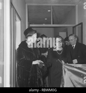 Aankomst van prinses Christina van Zweden (l.) FR Margaretha van Denemarken op ‥Bestanddeelnr A6, 918-5071. Banque D'Images