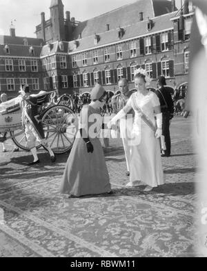 Aankomst van Prinses Margriet en prinses Christina bij de Ridderzaal, Bestanddeelnr 919-5766. Banque D'Images