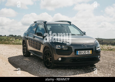 Portugal, Lisbonne, 01 Septembre 2018 : Le conducteur contrôle la nouvelle Citroën C4 Cactus. Voiture française Banque D'Images