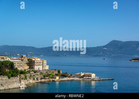 Belle vue de la ville de Corfou et de la mer Ionienne en Grèce Banque D'Images