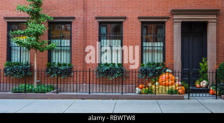 Façade typique à Greenwich village avant l'Halloween avec des citrouilles, près de la porte Banque D'Images