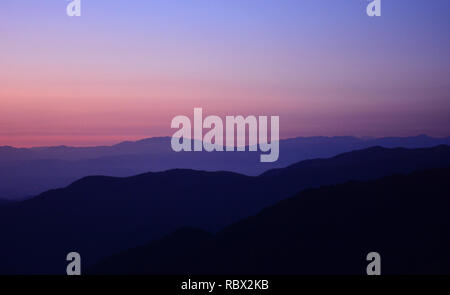 Paysage des montagnes de la crête colorée. Amazing lever du soleil Ciel dans la soirée. Banque D'Images