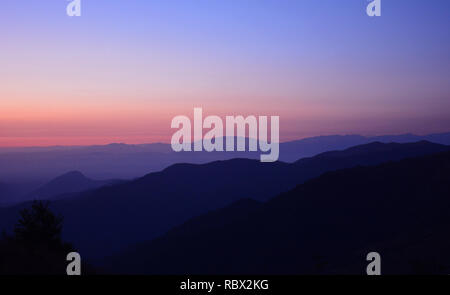 Paysage des montagnes de la crête colorée. Amazing lever du soleil Ciel dans la soirée. Banque D'Images