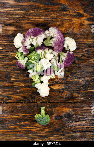 Un chou-fleur et brocoli doublé d'un bouquet sur un fond de bois Banque D'Images