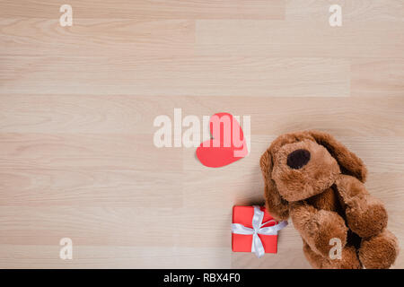 Concept de noël.boîte-cadeau papier,hart et chien poupée sur 24 tableau.Vue de dessus avec l'exemplaire de l'espace. Banque D'Images