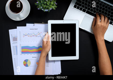 Business Woman using digital tablet et un ordinateur portable sur le tableau 24. Vue de dessus de l'écran vide pour montage graphique Banque D'Images