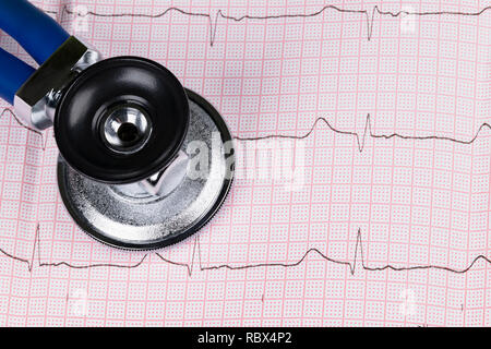 Stéthoscope sur l'électrocardiogramme (ECG) graph.Medicine concept contexte de soins. Banque D'Images