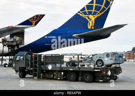 SELFRIDGE Air National Guard Base, Mich.-- un membre de la 127e Escadron de préparation logistique aide à la direction de la prestation d'un chargeur cargo appelé un 'K', du chargeur à un Boeing 747 sur la ligne de vol ici le 11 janvier 2019. Le chargeur K permettra à l'équipe de Port antenne LRS dans le chargement d'une bombe, chargeur MHU-83 connu comme un brouilleur, sur l'avion avant d'un groupe de déploiement. L'jammer, administré par le 127e Escadron de maintenance des aéronefs, les équipes de munitions permet d'équiper le A-10 Thunderbolt II avec plusieurs types de munitions, y compris le quart de tonne Mark 82 et une tonne de bombes Mark 84 bombes. (U.S. Banque D'Images