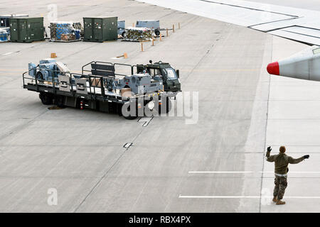 SELFRIDGE Air National Guard Base, Mich.-- un membre de la 127e Escadron de préparation logistique aide à la direction de la prestation d'un chargeur cargo appelé un 'K', du chargeur à un Boeing 747 sur la ligne de vol ici le 11 janvier 2019. Le chargeur K permettra à l'équipe de Port antenne LRS dans le chargement d'une bombe, chargeur MHU-83 connu comme un brouilleur, sur l'avion avant d'un groupe de déploiement. L'jammer, administré par le 127e Escadron de maintenance des aéronefs, les équipes de munitions permet d'équiper le A-10 Thunderbolt II avec plusieurs types de munitions, y compris le quart de tonne Mark 82 et une tonne de bombes Mark 84 bombes. (U.S. Banque D'Images