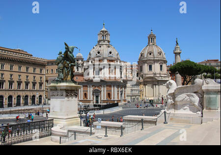 Églises de Santa Maria di Loreto et Santissimo Nome di Maria (Très Saint Nom de Marie) en place de Venise, Rome, Italie Banque D'Images