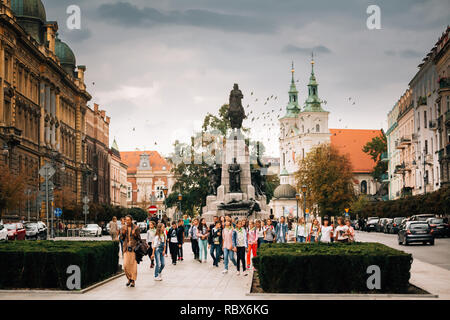 Cracovie, Pologne - 28 août 2018 : Guide femme effectue une visite pour des élèves près de Monument de la bataille de Grunwald Banque D'Images