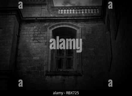 Une peur vieille Fenêtre en noir et blanc avec du verre brisé de Rabat et de Mdina, Malte Banque D'Images