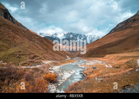 La vallée de la rivière Enguri en automne. Le plus haut sommet de la Géorgie est Shkhara. La crête caucasienne Principale, Zemo Svaneti. Banque D'Images