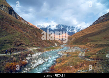 La vallée de la rivière Enguri en automne. Le plus haut sommet de la Géorgie est Shkhara. La crête caucasienne Principale, Zemo Svaneti. Banque D'Images