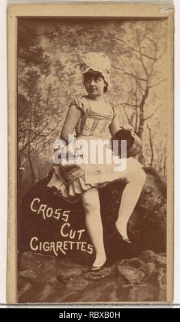 644224 Editeur : Publié par W. Duc, Sons & Co., New York et Durham, N.C., l'actrice tenant godet, acteurs et actrices de la série (N145-1) émis par le duc Sons & Co. pour promouvoir Cross cut Cigarettes, 1880, d'albumen photo, feuille : 2 1/2 ? 1 3/8 in. (6.4 ? 3,5 cm). Banque D'Images