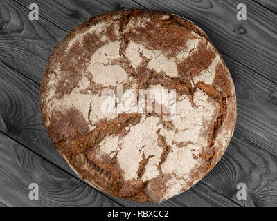 Des petits ronds de pain de pain brun. Vue de dessus sur manque table en bois Banque D'Images