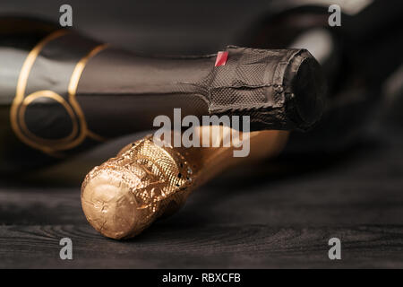 Deux bouteilles de champagne sur table en bois noir. Selective focus Banque D'Images