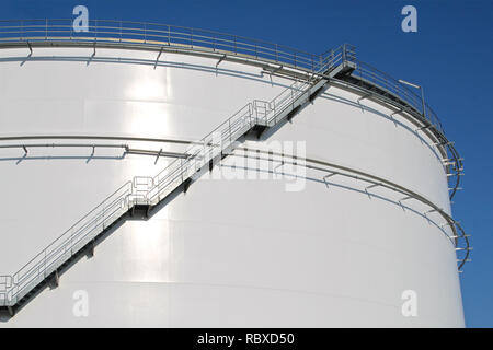 Large White les réservoirs de stockage de carburant et d'huile dans une raffinerie. Banque D'Images