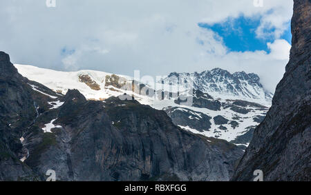 Paysage de montagne Alpes été recouvert de neige avec rocky top dans la mesure, en Suisse. Banque D'Images