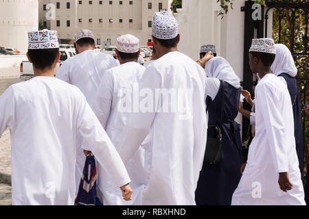 Groupe de garçons omanais en vêtements traditionnels Banque D'Images