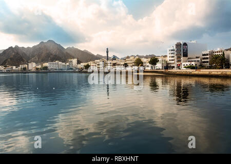 Muscat, Oman - Novembre 1, 2018 : front de Mutrah à Muscat au coucher du soleil et se reflètent sur la baie avec personne Banque D'Images