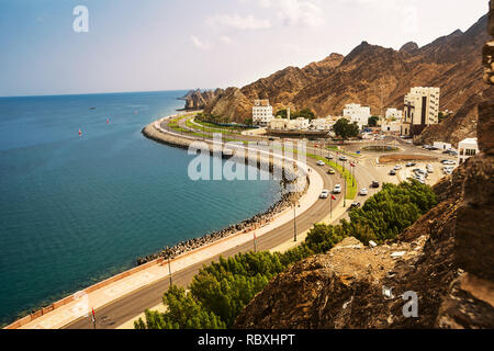 Muscat, Oman - Novembre 1, 2018 : route du bord de mer sous la Corniche de Mutrah à Muscat avec des voitures Banque D'Images