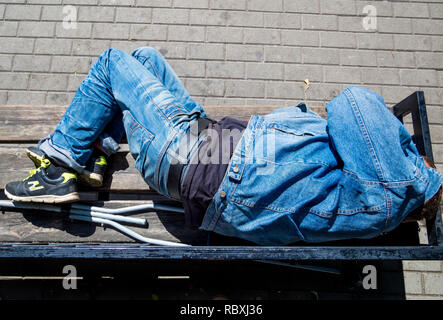 Voronezh (Russie - Août 08, 2018 : l'homme endormi allongé sur un banc Banque D'Images