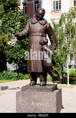 Voronezh (Russie - Août 08, 2018 : la sculpture du poète Marshak et children's muse, Voronezh city Banque D'Images