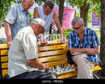Voronezh (Russie - le 12 août 2018 : partie d'échecs prend place sur un banc de parc avec la participation des spectateurs Banque D'Images