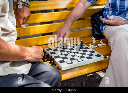 Jeu d'échecs libre sur un banc de parc de la ville Banque D'Images