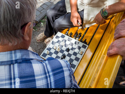Voronezh (Russie - le 12 août 2018 : un jeu d'échecs qui ont lieu dans le parc entre deux hommes Banque D'Images