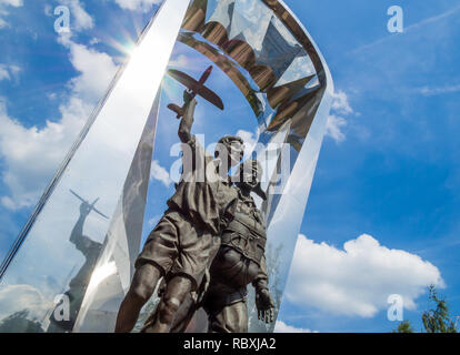 Voronezh (Russie - le 12 août 2018 : un fragment du monument de parachutistes dans le parc 'Arena' de la ville de Voronezh Banque D'Images