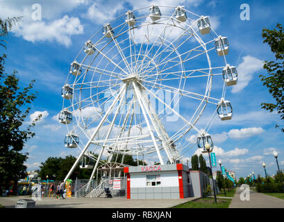 Voronezh (Russie - le 12 août 2018 : la grande roue dans le parc 'Arena', la ville de Voronej Banque D'Images