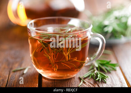 Rosemary plateau en verre tasse de thé sur la table rustique en bois libre. La vitamine d'herbes médicinales du thé. Banque D'Images