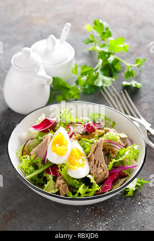 Salade de thon dans un bol. La cuisine méditerranéenne. Salade de thon en conserve. Le régime alimentaire sain Banque D'Images