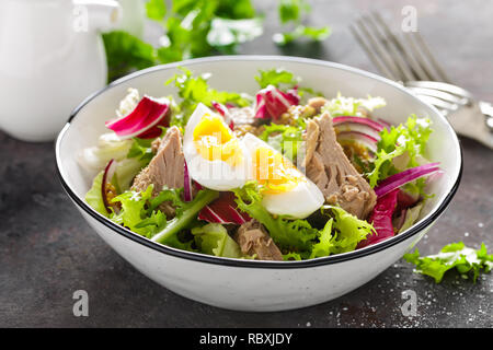 Salade de thon dans un bol. La cuisine méditerranéenne. Salade de thon en conserve. Le régime alimentaire sain Banque D'Images